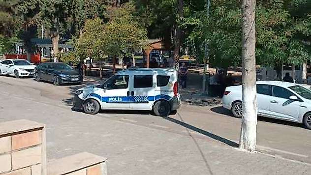 Traktörün Çarptığı Duvarın Altında Kalan Dede Ve Torunu Hayatını Kaybetti