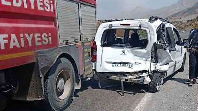 İtfaiye Aracı İle Hafif Ticari Araç Çarpıştı: 2 Yaralı
