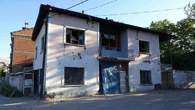 5.3'lük Depremde Göçük Meydana Gelen Ağır Hasarlı Ev Korkutuyor