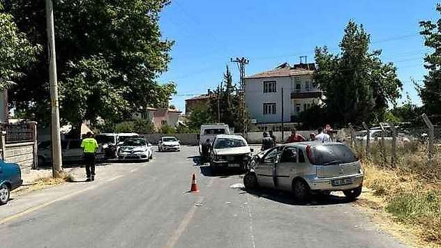 İki Aracın Karıştığı Kazada: 6 Kişi Yaralandı