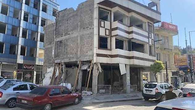 Ağır Hasarlı Bina Tehlike Saçıyor