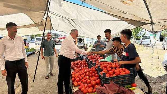 Başkan Turanlı, Pazarda Vatandaşların Sorunlarını Dinledi