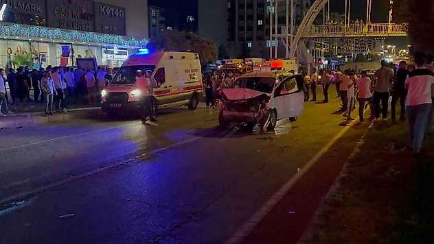 Sivil Polis Aracına Otomobil Çarptı: 5 Yaralı