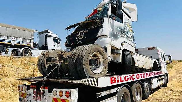 Tır Şarampole Yuvarlandı, Şoför Yara Almadan Kurtuldu