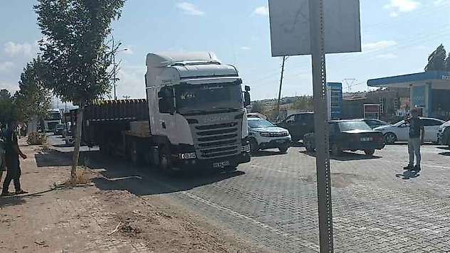 Zirai Alet Taşıyan Tırlar Trafikte Uzun Araç Kuyruklarına Neden Oldu