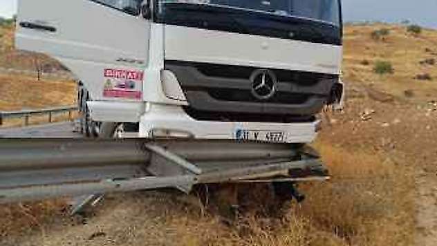 Virajı Alamayan Tır Şarampolde Mahsur Kaldı