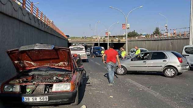 İki Araç Çarpıştı: 3 Yaralı