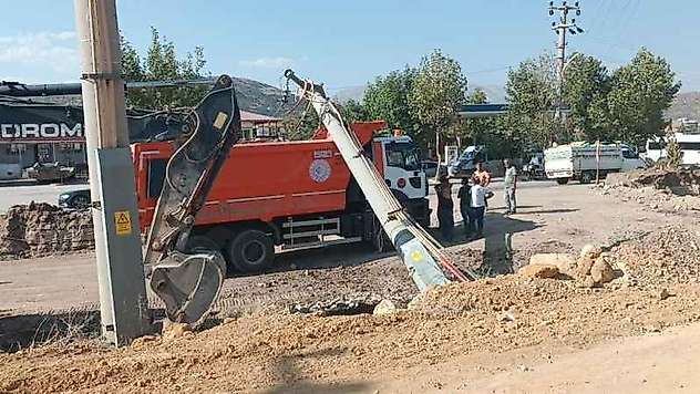 Elektrik direği kamyonun üzerine devrildi