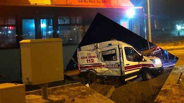 Ambulans İle Belediye Otobüsü Çarpıştı: 3 Yaralı