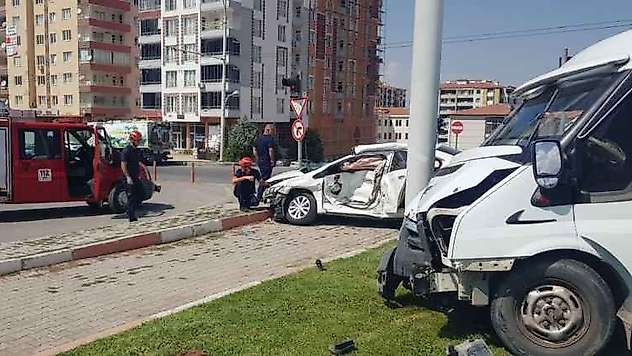 Minibüs ile Otomobil Çarpıştı: 2 Yaralı