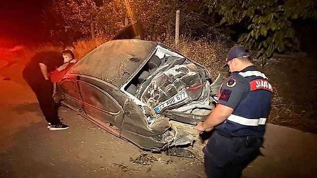 Kontrolden Çıkan Araç Su Kanalın Devrildi : 2'si ağır 3 yaralı