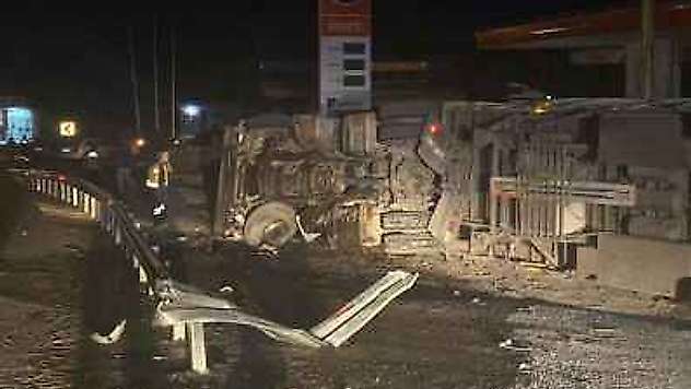 Virajı Alamayan Tır Devrildi: 1 Yaralı