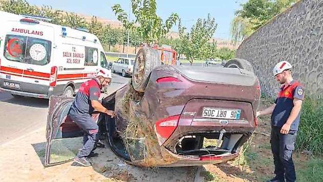 Devrilen Araçtaki 2 Kişi Yaralandı