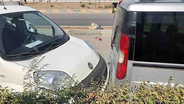 Kamyonet, Park Halindeki 4 Araca Çarptı, Kazada 4 Kişi Yaralandı