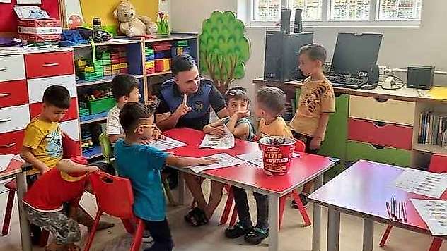 Toplum destekli polisler öğrencileri yalnız bırakmadı