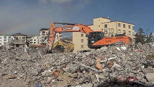 Depremde yıkılan ve 25 kişiye mezar olan bina ile ilgili eksik ve hatalı proje iddiası