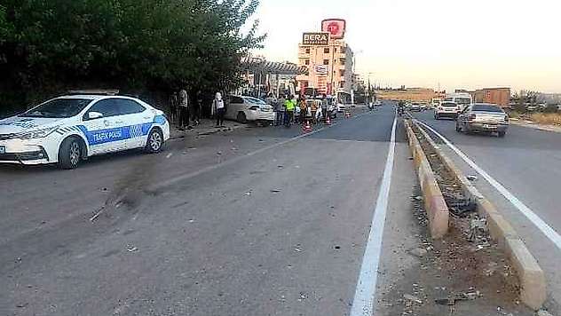 Kontrolden çıkan otomobil kaldırıma çıktı: 3 yaralı