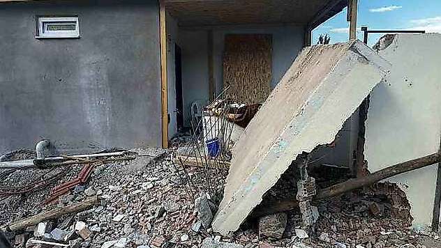 Ağır hasarlı binanın duvarı çöktü: 1 ölü
