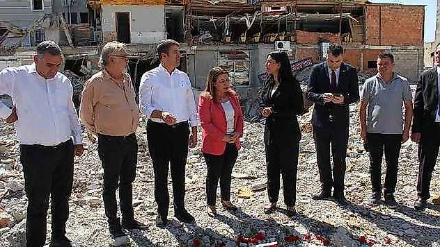 İsias Otel'e karanfil bırakıldı