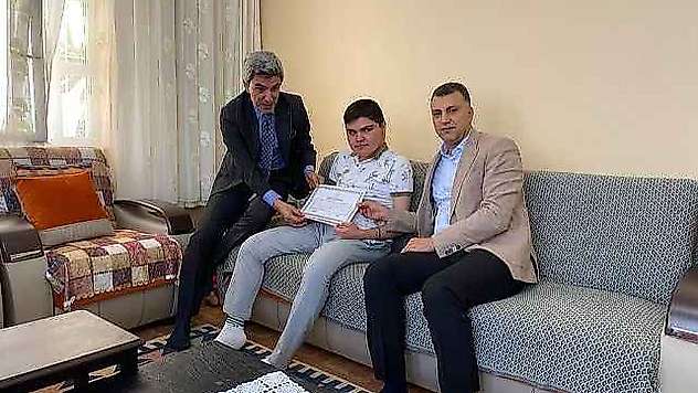 Evde eğitim gören öğrenciye diploma sürprizi