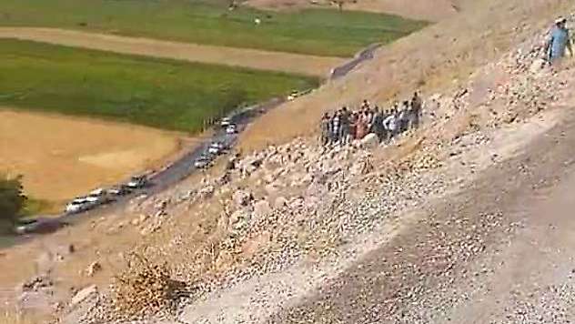 Tarım işçilerini taşıyan traktör şarampole devrildi: 2 yaralı