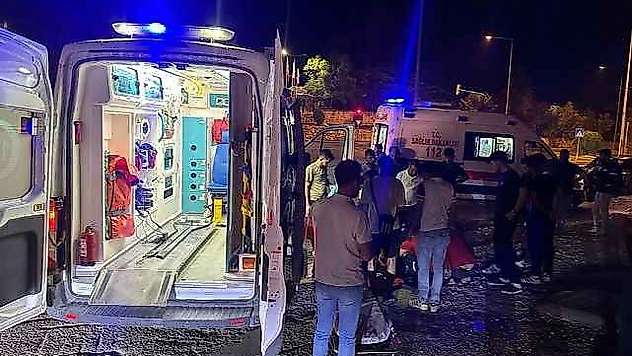 Otomobille motosiklet çarpıştı: 2 yaralı