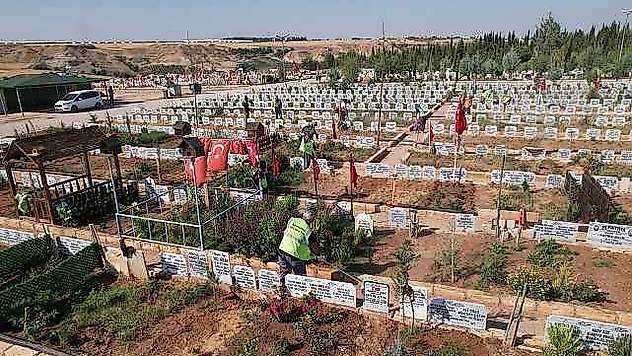 Belediye Mezarlığında Temizlik ve Çevre Düzenlemesi Yapılıyor