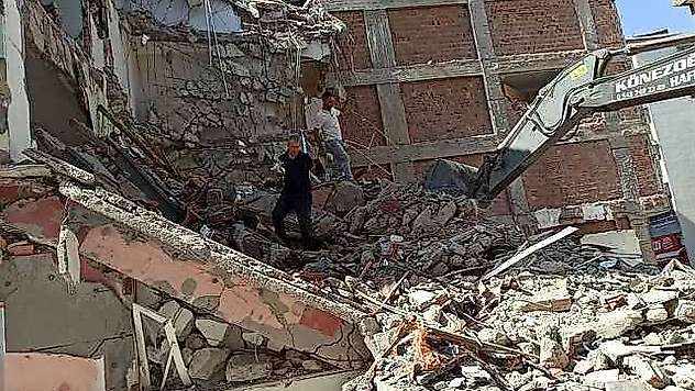 Bina Enkazında Mahsur Kalan Yavru Kediyi İtfaiye Kurtardı