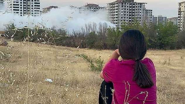 Bir yıl önce aldıkları evlerinin yıkımını gözyaşları içinde izlediler