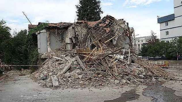 Ağır Hasarlı Bina Çöktü