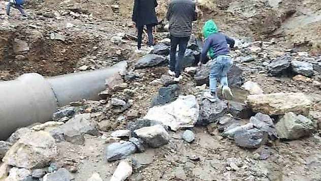 Sağanak Ve Dolu Nedeniyle Yol Kapandı