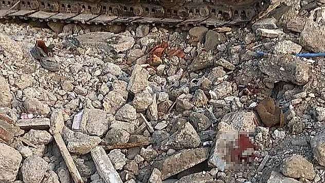 Yıkım Çalışması Esnasında İşçi Ekskavatörün Altında Kaldı