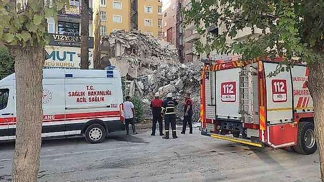 Yıkım Yapan Kepçe Yan Yattı: 1 Yaralı