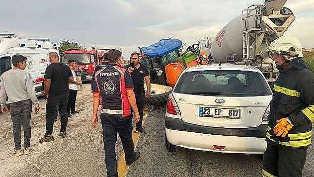 Traktör İle Otomobil Çarpıştı: 5 Yaralı