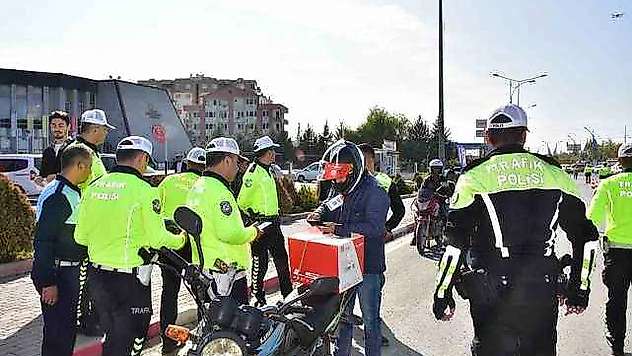 Motosiklet Sürücülerine Ücretsiz Kask Dağıtıldı