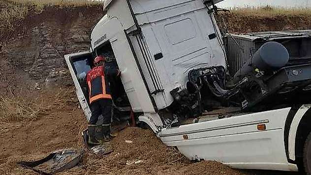 Tır Toprağa Ok Gibi Saplandı