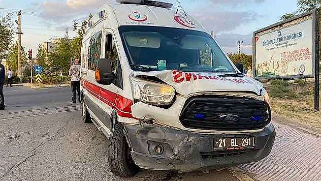 Hasta Taşıyan Ambulans Kazaya Karıştı: 1 Yaralı