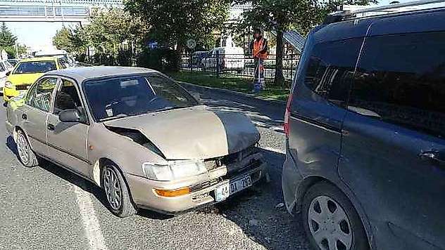 3 Araç Birbirine Girdi, Yol Trafiğe Kapandı