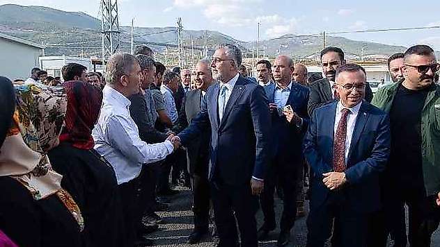 Bakan Işıkhan, deprem bölgesi Nurdağı'nda incelemelerde bulundu