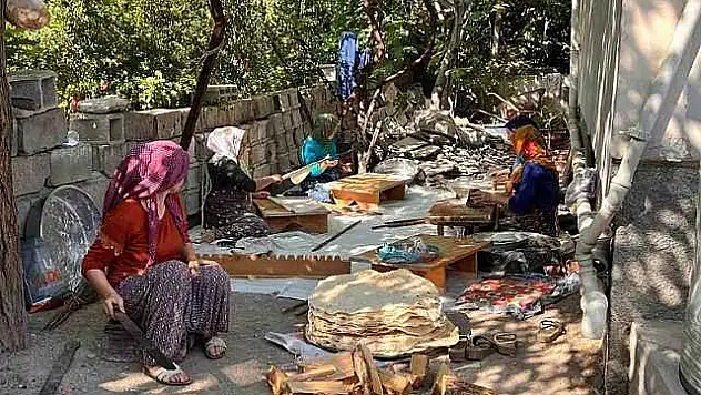 Depremzede Kadınlar İmece Usulü Ekmek Yapma Geleneğini Sürdürüyor
