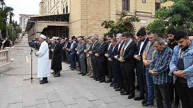 Filistin'de Hayatını Kaybedenler İçin Gıyabi Cenaze Namazı Kılındı