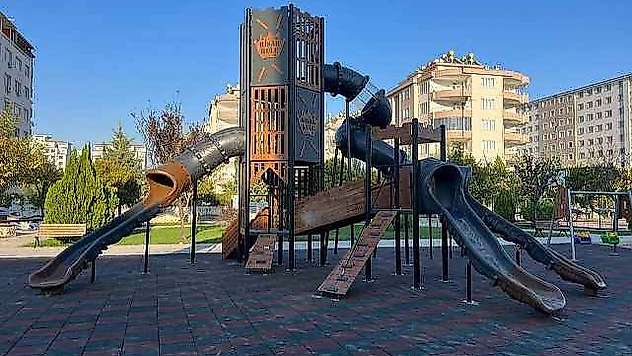 Adıyaman Belediyesi çocuk oyun gruplarını yeniliyor