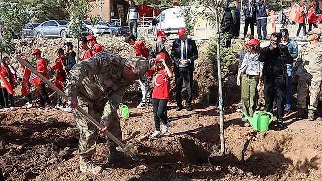 Cumhuriyet'in 100'üncü Yılı Anısına 100 Öğrenci Yüz Fidan Dikti
