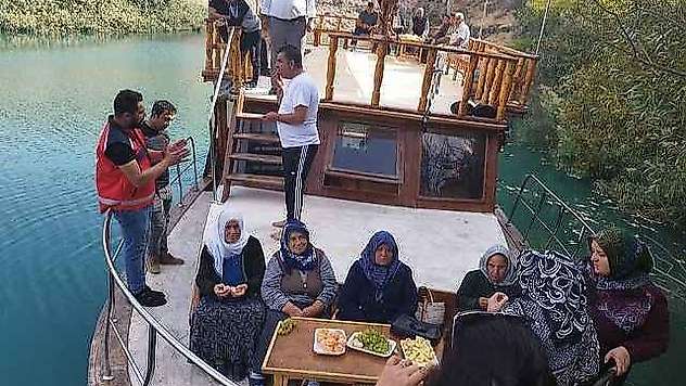 Yaşlılar için tekne turu düzenlendi