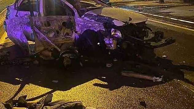 2 Otomobil kafa kafaya çarpıştı: 2 ölü, 1'i ağır 3 yaralı