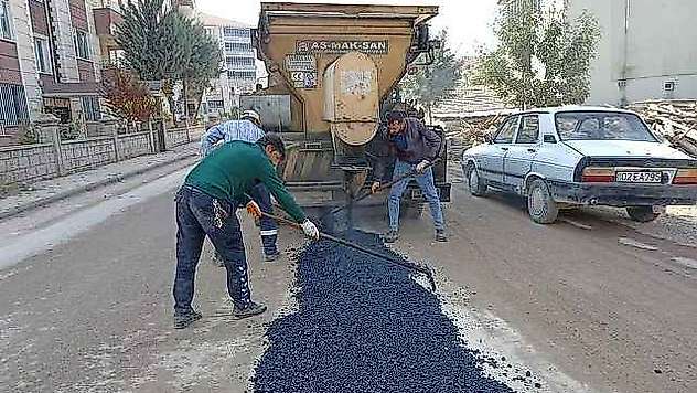 Gölbaşı Belediyesi bozulan yolları onarıyor