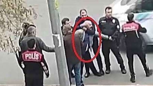 Elinde av tüfeğiyle yolu kapattı, hakaretler savurdu