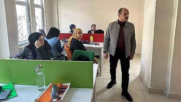 Kaymakam Altınsöz öğrencilerle kütüphanede bir araya geldi