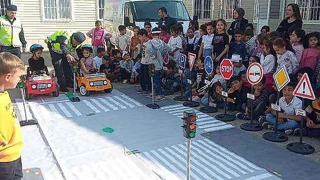 Jandarma ekipleri tarafından öğrencilere trafik eğitimi