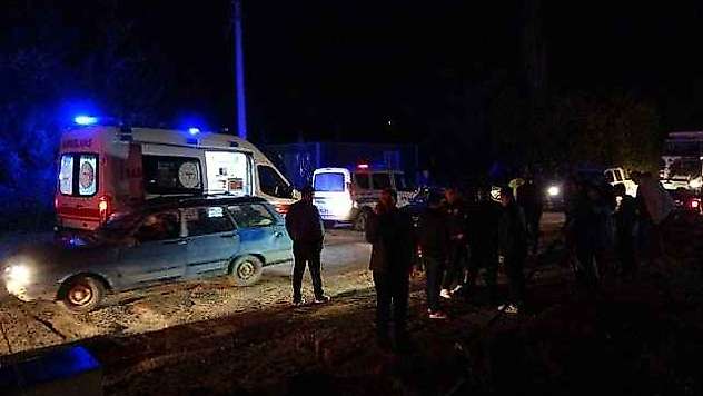 Kontrolden çıkan motosiklet taziyeden dönenlerin arasına daldı: 3 yaralı